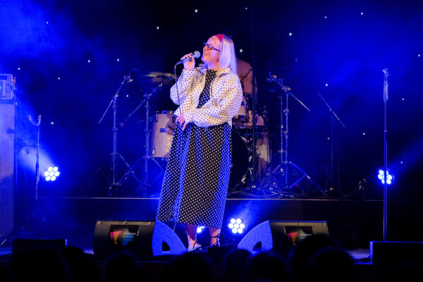 Die schwedische Sängerin Emma Nissen tritt am Donnerstag, 4. Juni 2026, an der 22. Ausgabe des Stimmen Festival Ettiswil in der Büelacherhalle in Ettiswil (LU), Schweiz, auf. Das Konzert eröffnet das viertägige Musikfestival. Fotograf: Markus Frömml